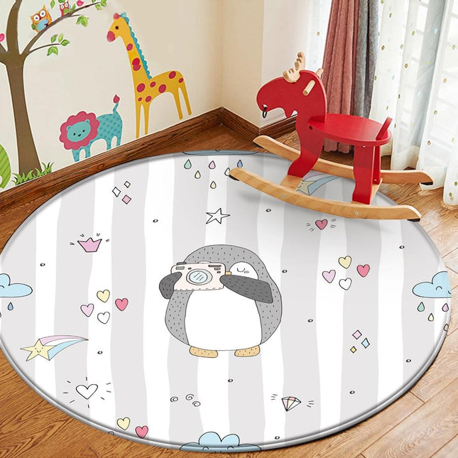 Rundt leketeppe med pingvin og kamera
