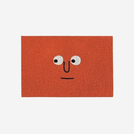 Morsom rød dørmatte med tegneserieansikt