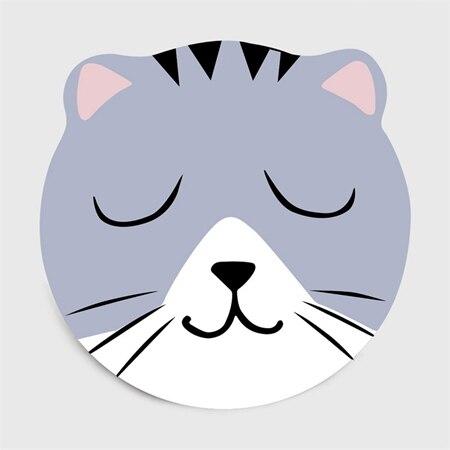 Rundt teppe med søtt katteansikt