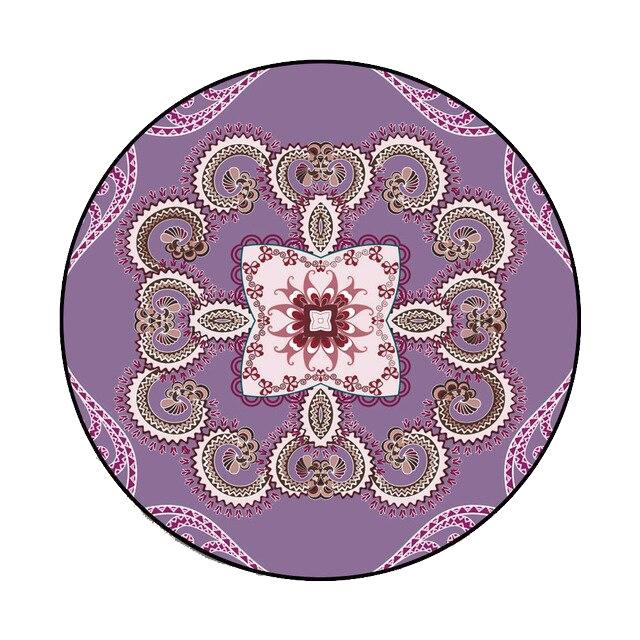 Stort rundt lilla teppe med mønster
