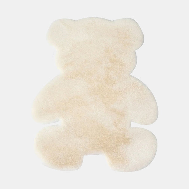 Kremhvitt teppe formet som teddybjørn