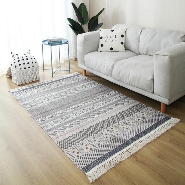 Beige og grått teppe med mønster