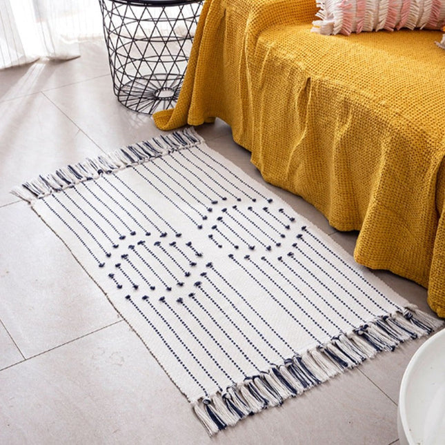 Hvitt berberteppe med sort linjemønster