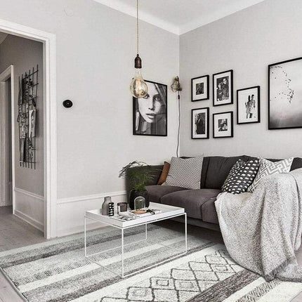 Grått og hvitt berberteppe for stue