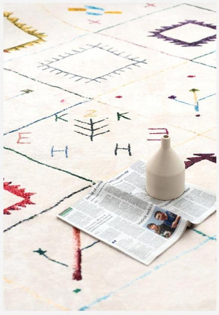 Etnisk berberteppe med fargerikt mønster