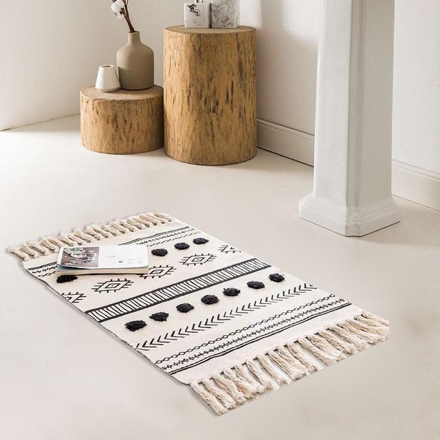 Lite berberteppe med sort mønster