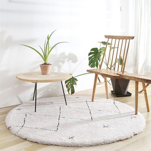 Rundt hvitt teppe med berbermønster