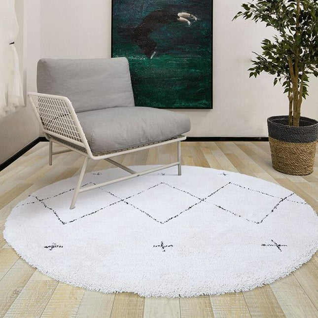 Rundt hvitt teppe med berbermønster