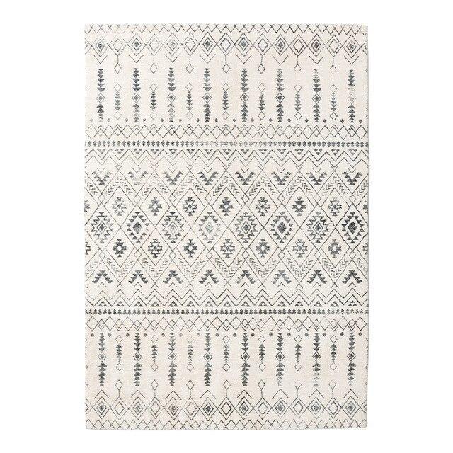 Vevd berberteppe med svart mønster