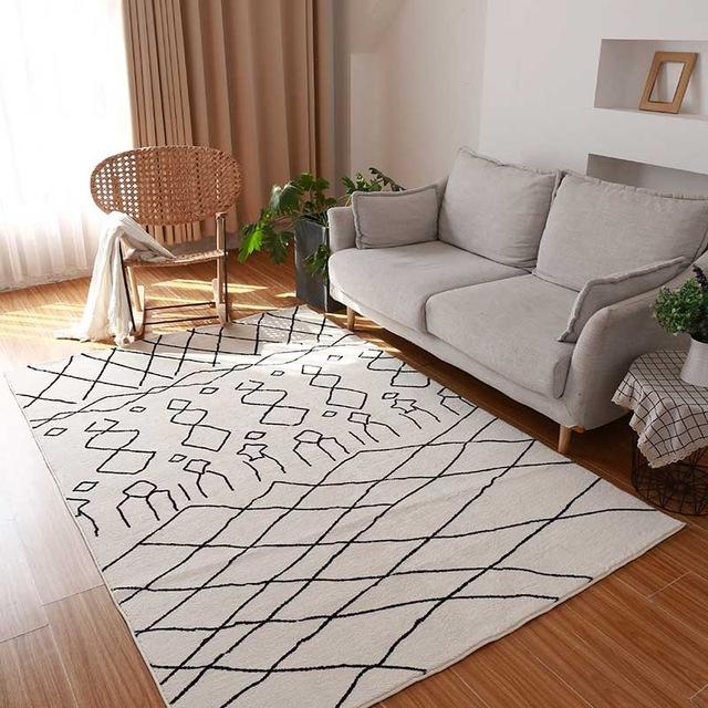 Hvitt marokkansk teppe med sort mønster