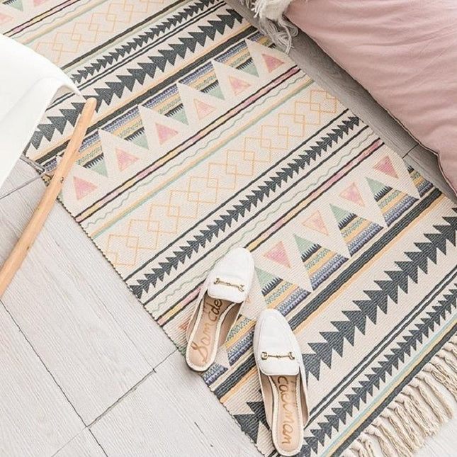 Rosa og grått teppe til pikerom