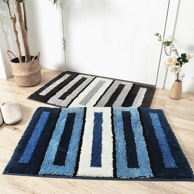 Blå og hvit badematte med striper