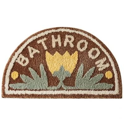 Gul halvrund badematte med blomster