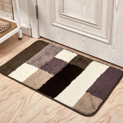 Brun og hvit badematte i patchwork-stil