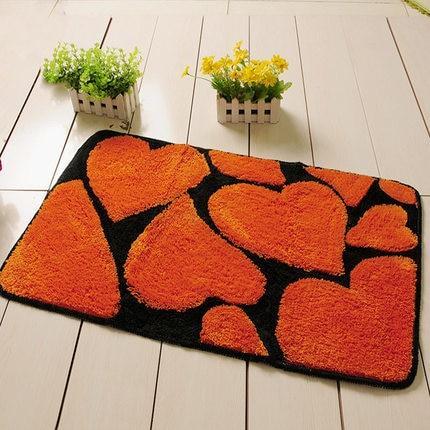 Oransje designbadematte med hjertemotiv