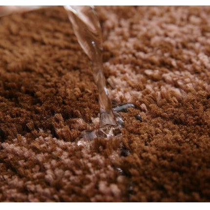 Absorberende brun badematte til badet