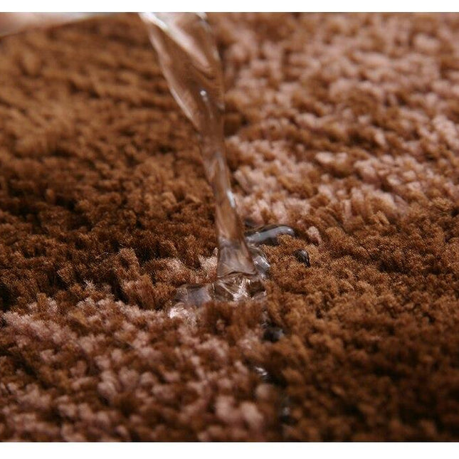 Absorberende brun badematte til badet