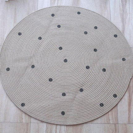 Rundt juteteppe med sorte prikker