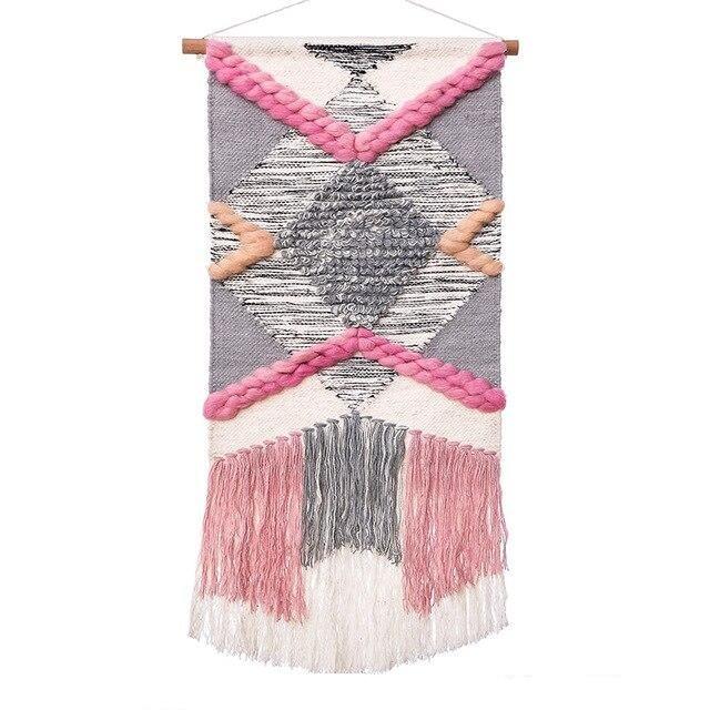 Vevd veggrye med rosa geometrisk mønster