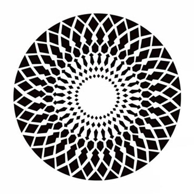 Rundt teppe i svart og hvitt