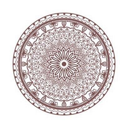 Rundt teppe i brunt og hvitt