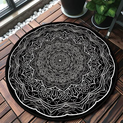 Rundt teppe med svart-hvitt mandala