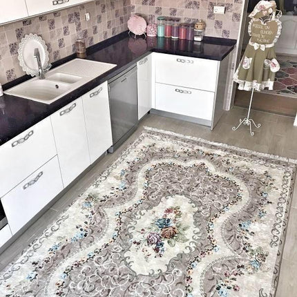 Grått teppe med klassisk vintagemønster