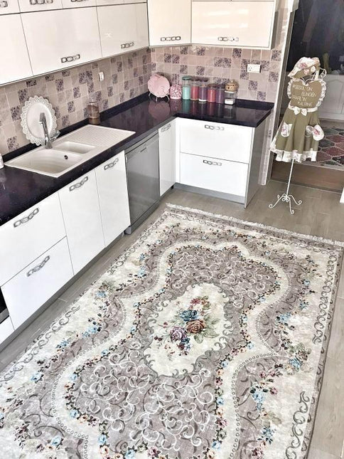 Grått teppe med klassisk vintagemønster