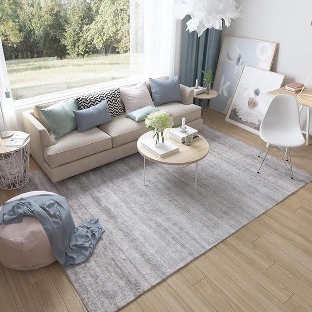 Ensfarget lysegrått teppe for stue